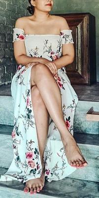 Sexy asiatische Hotwife mit schönen frisch rot -Pedikettenfüßen