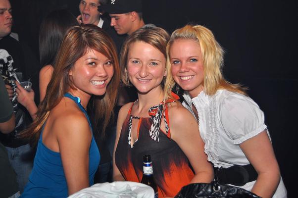 Dieses asiatische Mädchen auf einer Party II