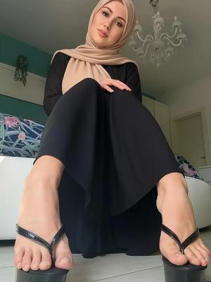 Hijab Veiled feet saying come to kiss me, fuck me, cum on me