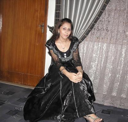 Amateur Indian MILF Undresses