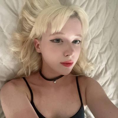 ロシアのホワイトアカデミーガールポスト