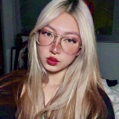 Mila sexy niedliche tätowierte japanische Mädchen mit Brille gemischt heiße Schuh