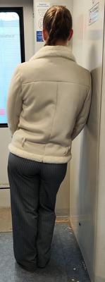 赤い頭は大きなズボンの腰を隠しています